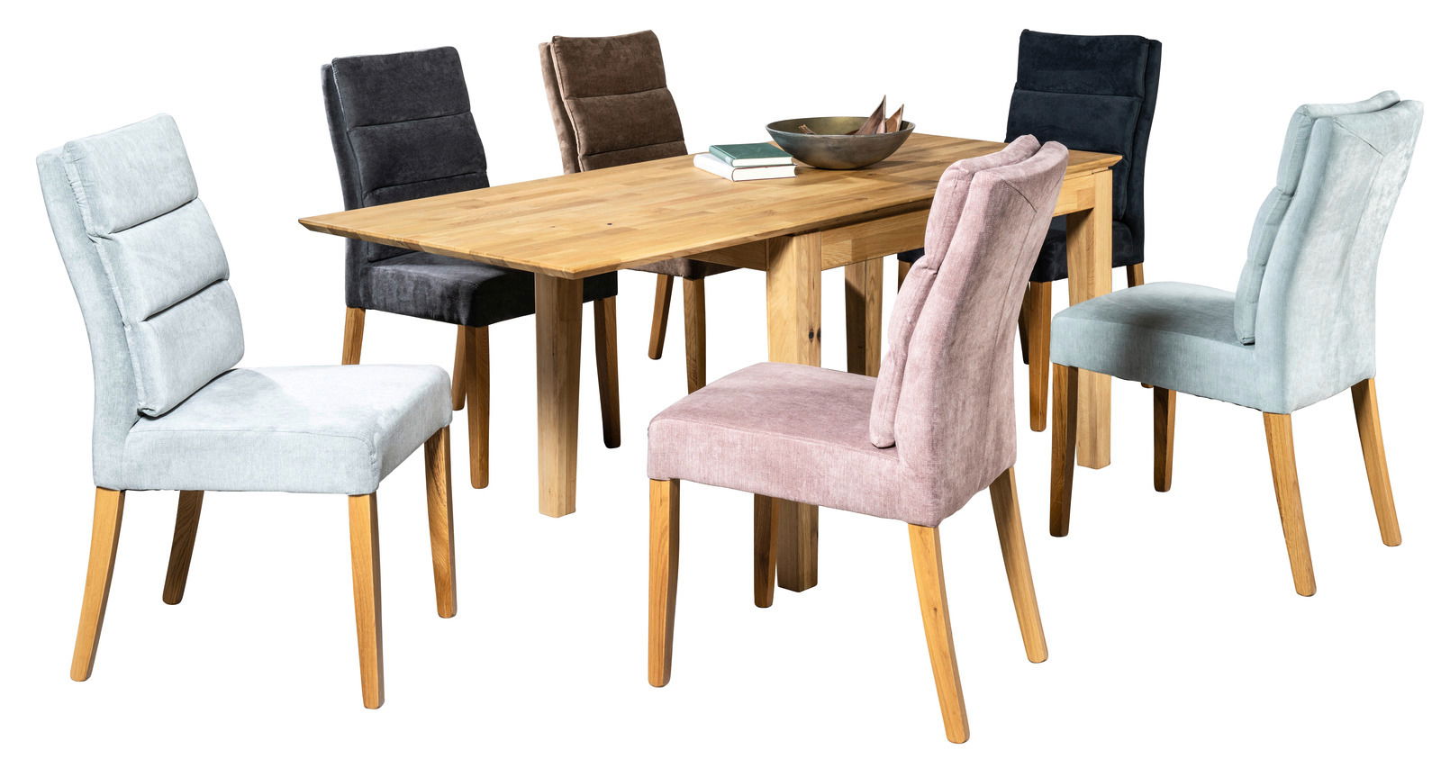 Essgruppe mit einem Holztisch und sechs gepolsterten Stühlen in verschiedenen Farben, aus einer leicht erhöhten Perspektive fotografiert.