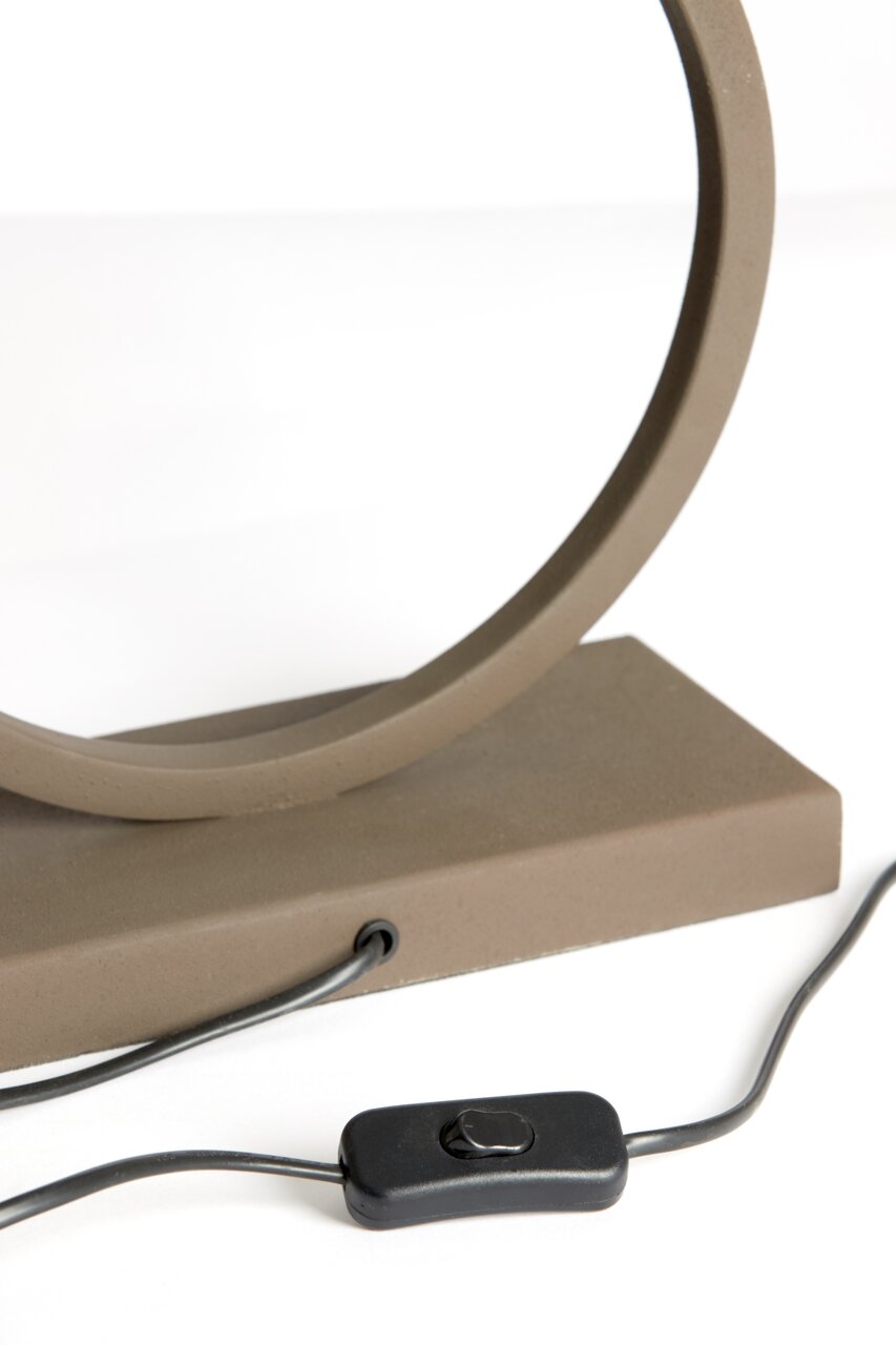 Nahaufnahme eines Lampenfußes mit rundem Design und einem schwarzen Kabel mit Schalter, seitliche Perspektive