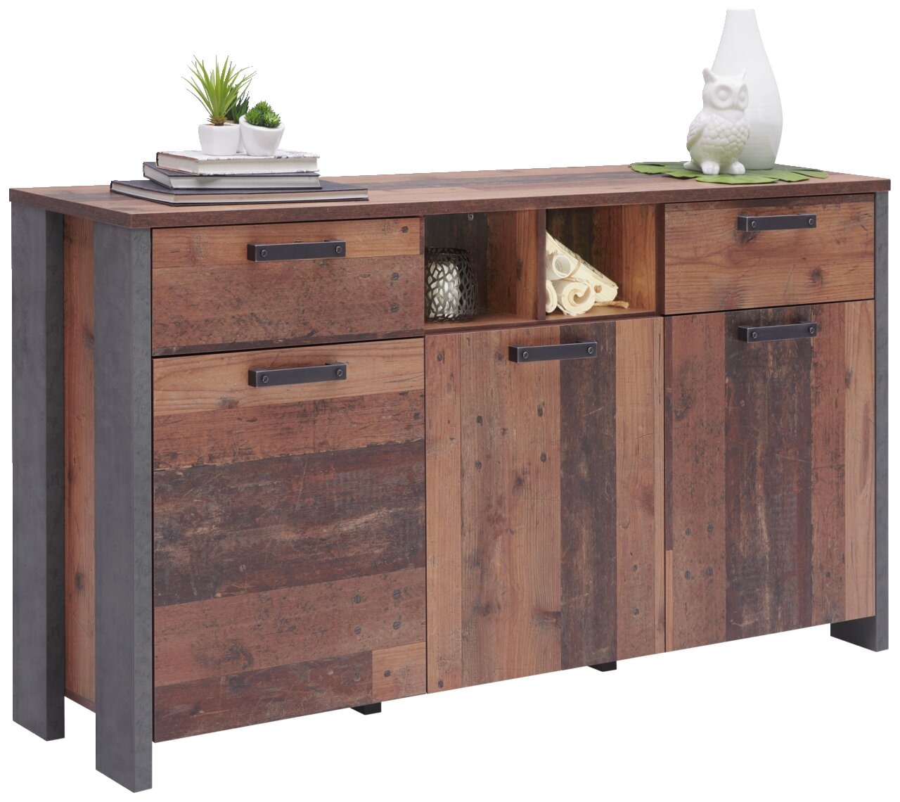 Rustiek houten dressoir met metalen accenten, versierd met planten en keramiek, zijaanzicht