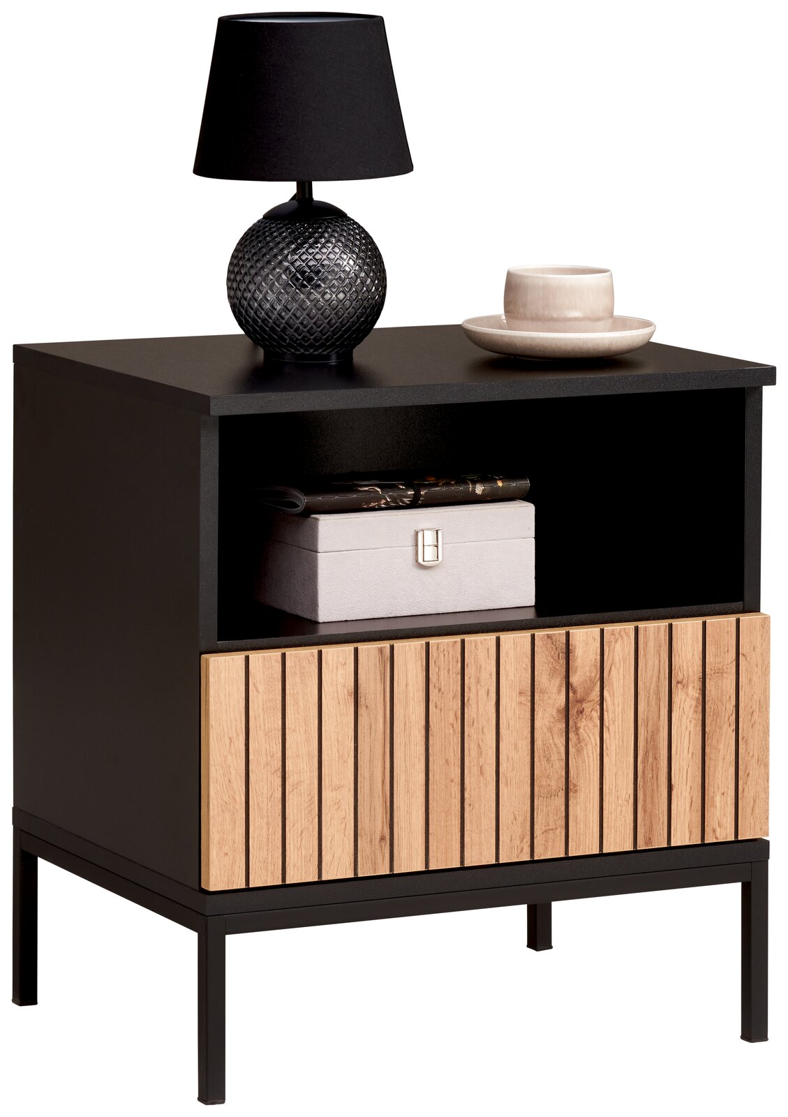 Moderne Nachtkommode mit schwarzem Korpus und Holzfront, dekoriert mit einer schwarzen Lampe und einer Tasse, seitliche Perspektive.