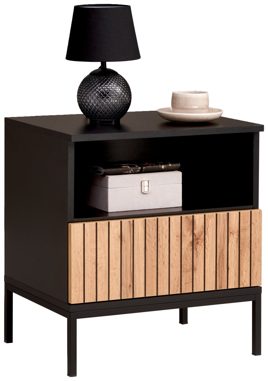 Moderne Nachtkommode mit schwarzem Korpus und Holzfront, dekoriert mit einer schwarzen Lampe und einer Tasse, seitliche Perspektive.