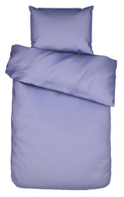 Lila Bettwäsche-Set bestehend aus einem Kissenbezug und einem Bettdeckenbezug, von oben betrachtet.