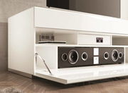 Weißes TV-Lowboard mit offener Klappe, zeigt integriertes Soundsystem und Ablagefächer, seitliche Perspektive.