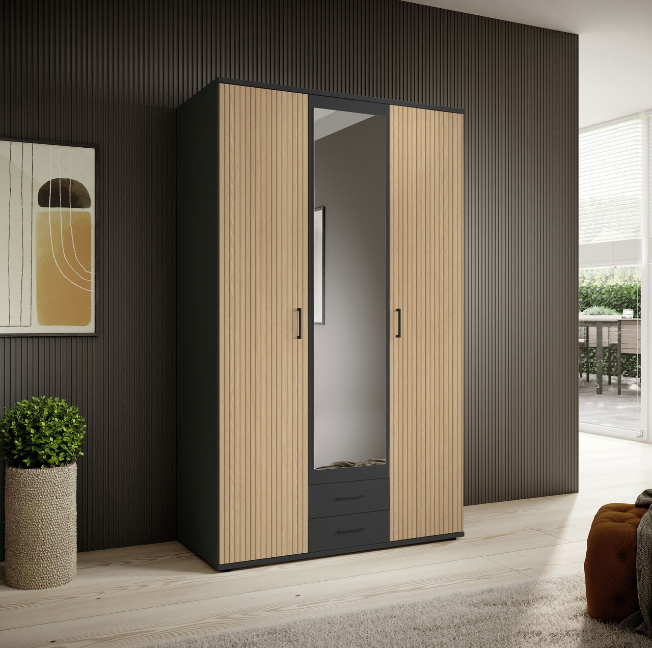 Drehtürenschrank mit drei Türen, mittlere Tür mit Spiegel, in einem modernen Raum mit Holzboden und dekorativer Wand. Perspektive von vorne links.