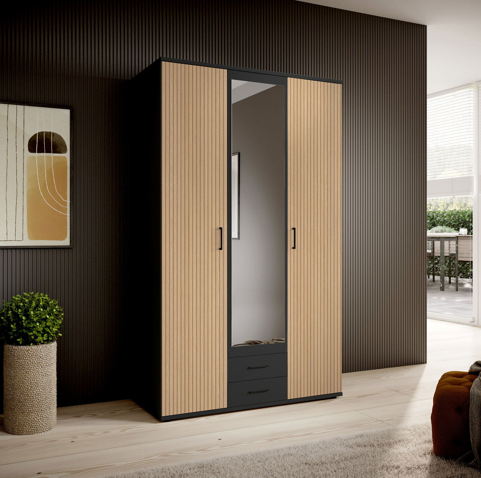 Z2 Drehtürenschrank LAURIE Drehtürenschrank mit drei Türen, mittlere Tür mit Spiegel, in einem modernen Raum mit Holzboden und dekorativer Wand. Perspektive von vorne links.