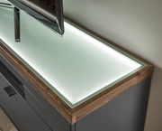 TV-Lowboard mit Glasoberfläche und Holzrahmen, seitliche Perspektive