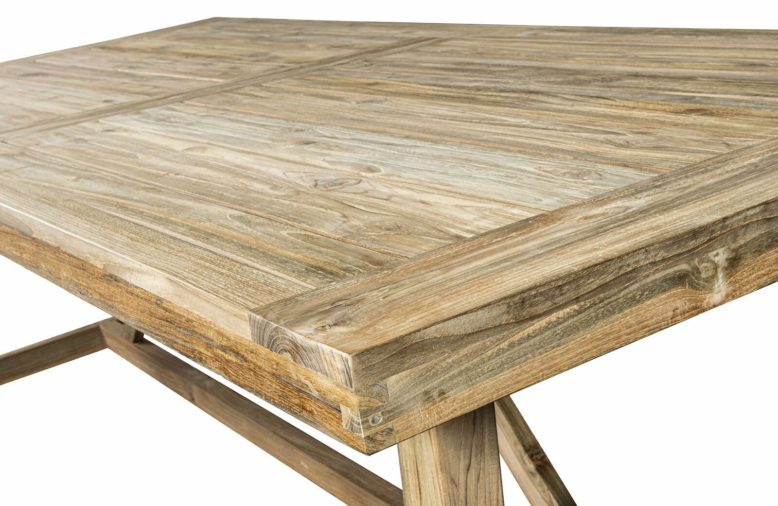 Nahaufnahme eines Gartentisches aus Holz mit sichtbarer Maserung, Perspektive von der Seite