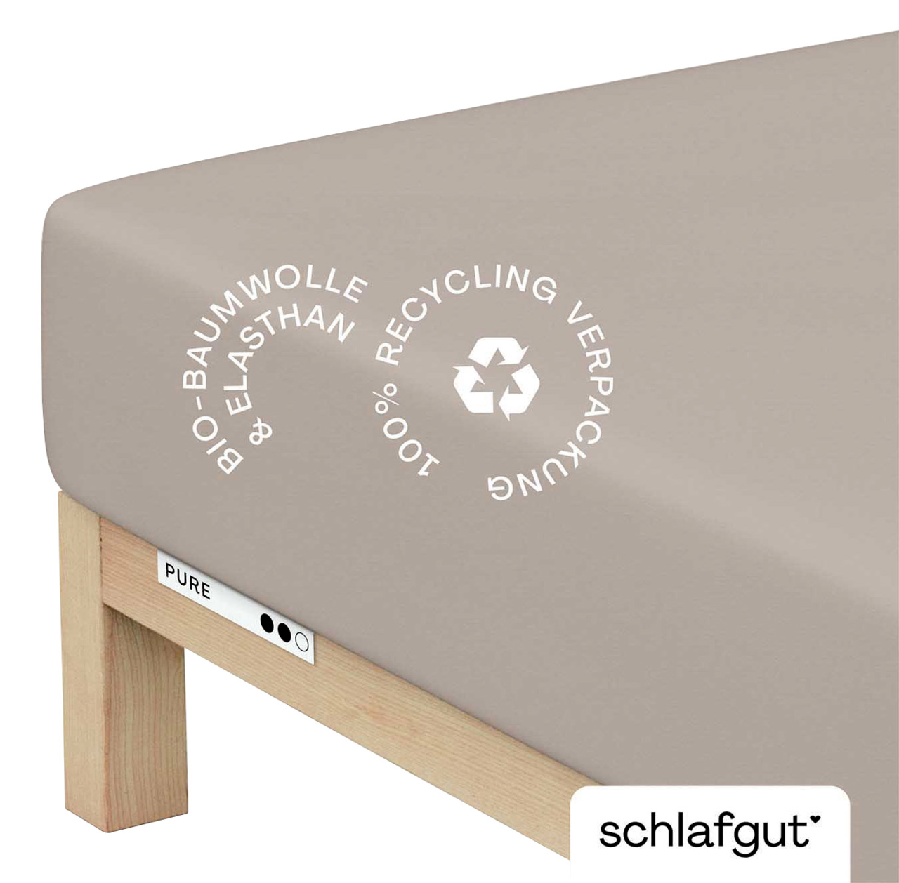 schlafgut Hoeslaken XL 496 Pure Spannbettlaken XL aus Bio-Baumwolle und Elasthan in Beige, Perspektive von der Ecke des Bettes, mit Hinweis auf 100% Recycling-Verpackung.