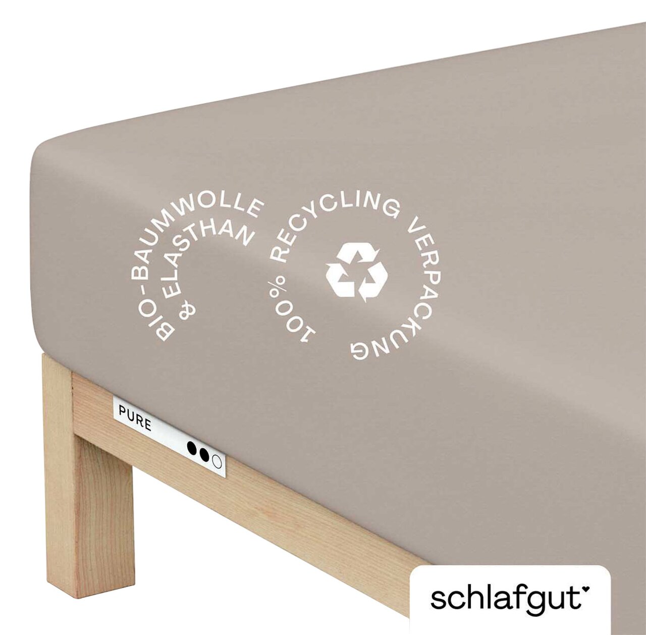 schlafgut Spannbettlaken XL 496 Pure Spannbettlaken XL aus Bio-Baumwolle und Elasthan in Beige, Perspektive von der Ecke des Bettes, mit Hinweis auf 100% Recycling-Verpackung.