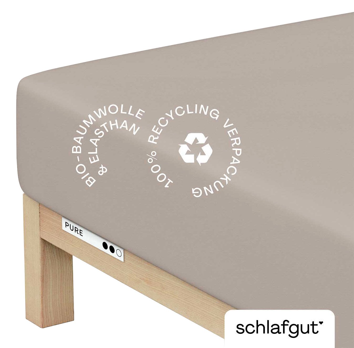 Spannbettlaken XL aus Bio-Baumwolle und Elasthan in Beige, Perspektive von der Ecke des Bettes, mit Hinweis auf 100% Recycling-Verpackung.