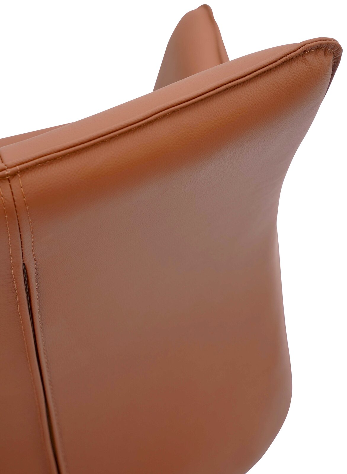 Nahaufnahme der Rückseite eines braunen Armlehnstuhls aus Leder, von oben betrachtet.