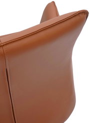 Nahaufnahme der Rückseite eines braunen Armlehnstuhls aus Leder, von oben betrachtet.