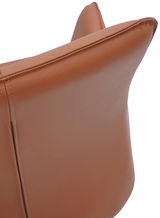 Nahaufnahme der Rückseite eines braunen Armlehnstuhls aus Leder, von oben betrachtet.