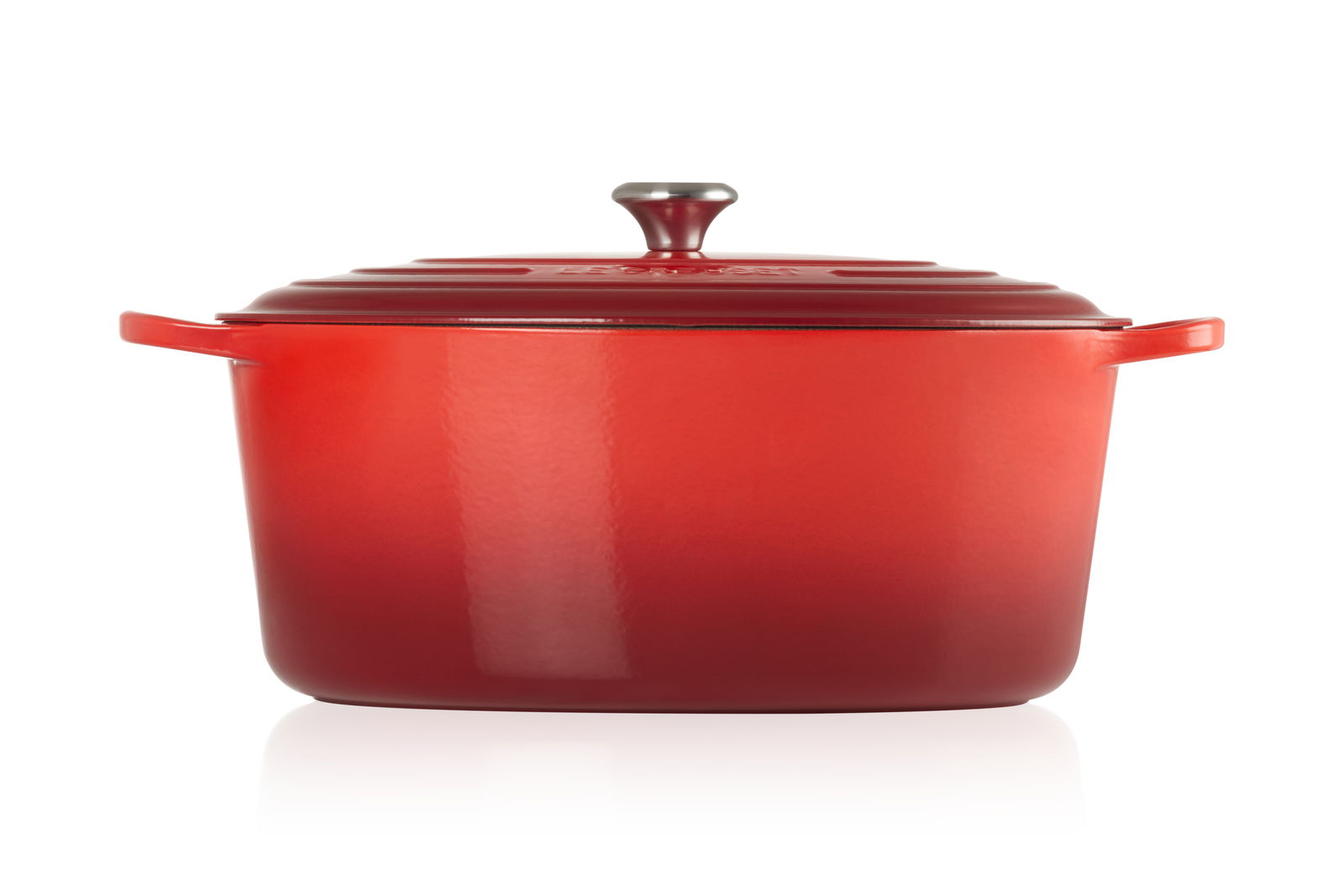 Roter ovaler Bräter mit Deckel, seitliche Ansicht