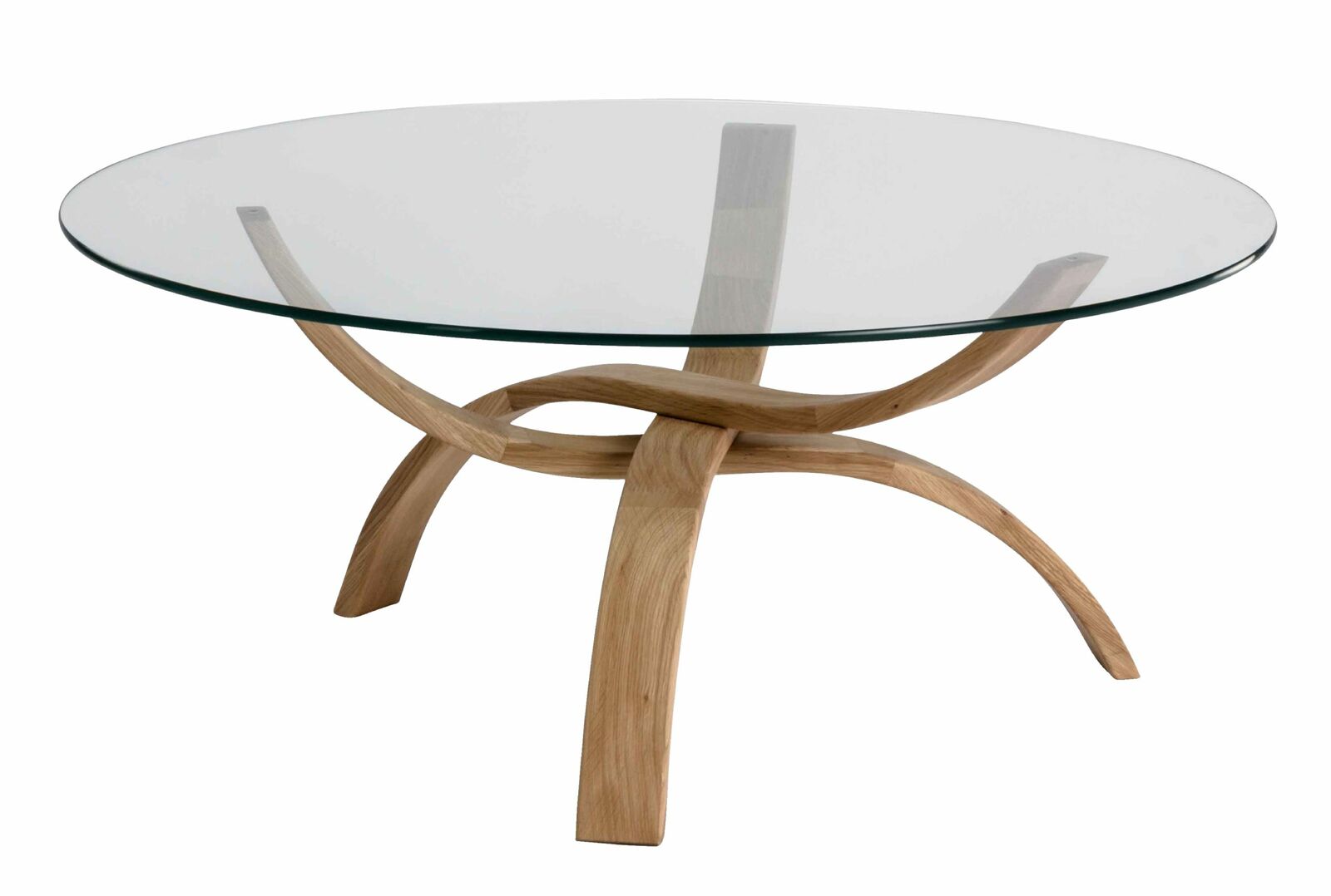 Moderner Couchtisch mit runder Glasplatte und geschwungenem Holzgestell, seitliche Perspektive.