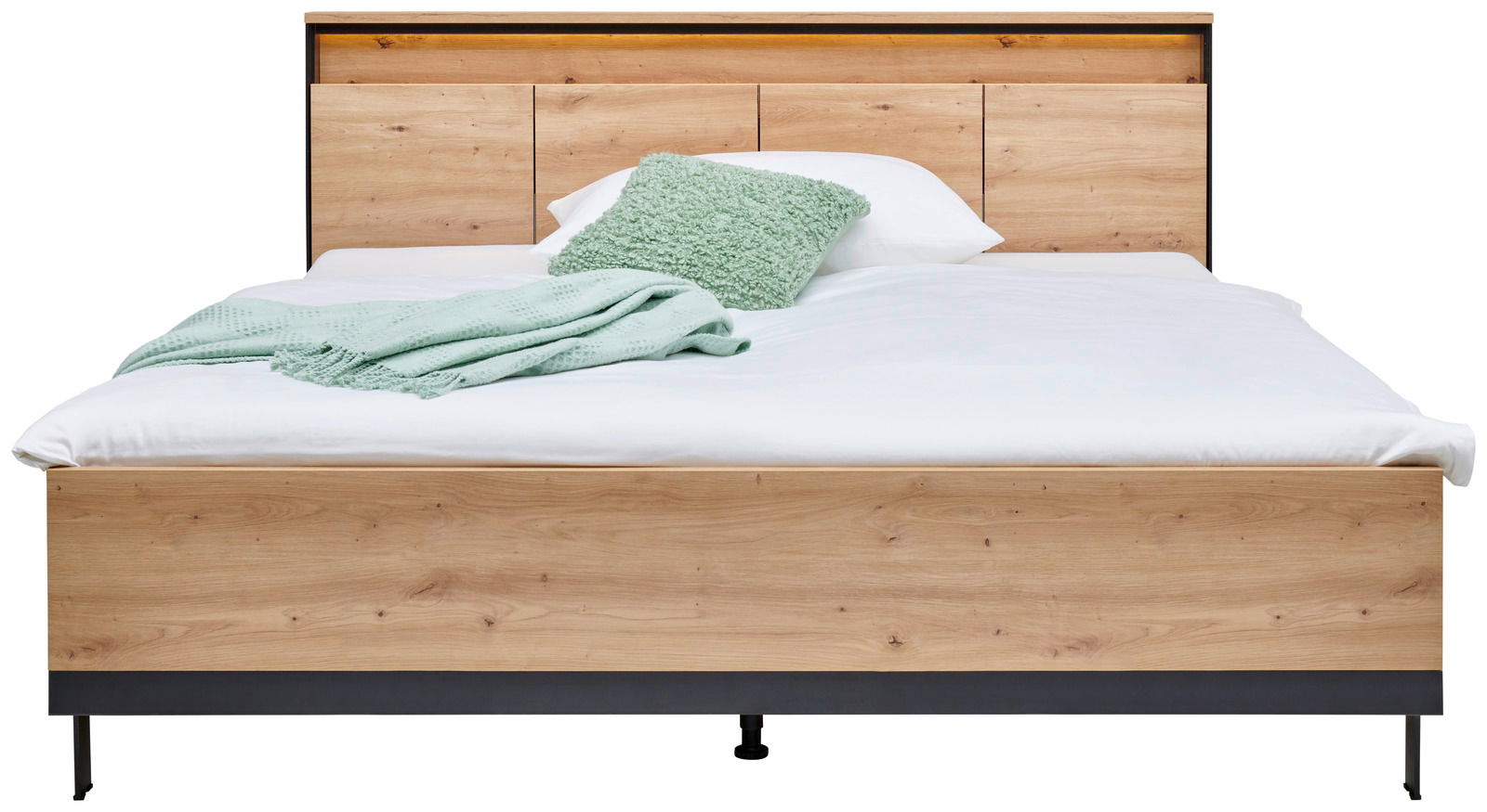 Frontale Ansicht eines modernen Bettes mit Holzoptik, weißer Bettwäsche und grünen Akzenten.