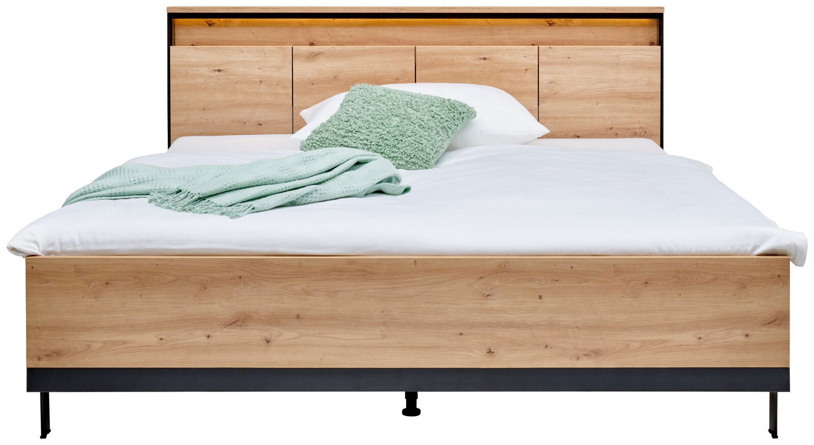 Frontale Ansicht eines modernen Bettes mit Holzoptik, weißer Bettwäsche und grünen Akzenten.