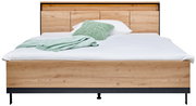 Frontale Ansicht eines modernen Bettes mit Holzoptik, weißer Bettwäsche und grünen Akzenten.