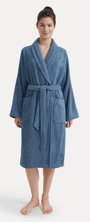 Frau in einem blauen Bademantel mit Schalkragen, Vorderansicht