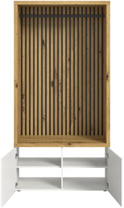 Frontale Ansicht einer Kompaktgarderobe mit Holzrahmen und vertikalen Streben, darunter ein weißes Regal mit offenen Türen.
