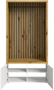Frontale Ansicht einer Kompaktgarderobe mit Holzrahmen und vertikalen Streben, darunter ein weißes Regal mit offenen Türen.