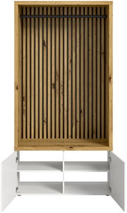 Vooraanzicht van een compacte kledingkast met houten frame en verticale steunen, met daaronder een witte kast met open deuren.
