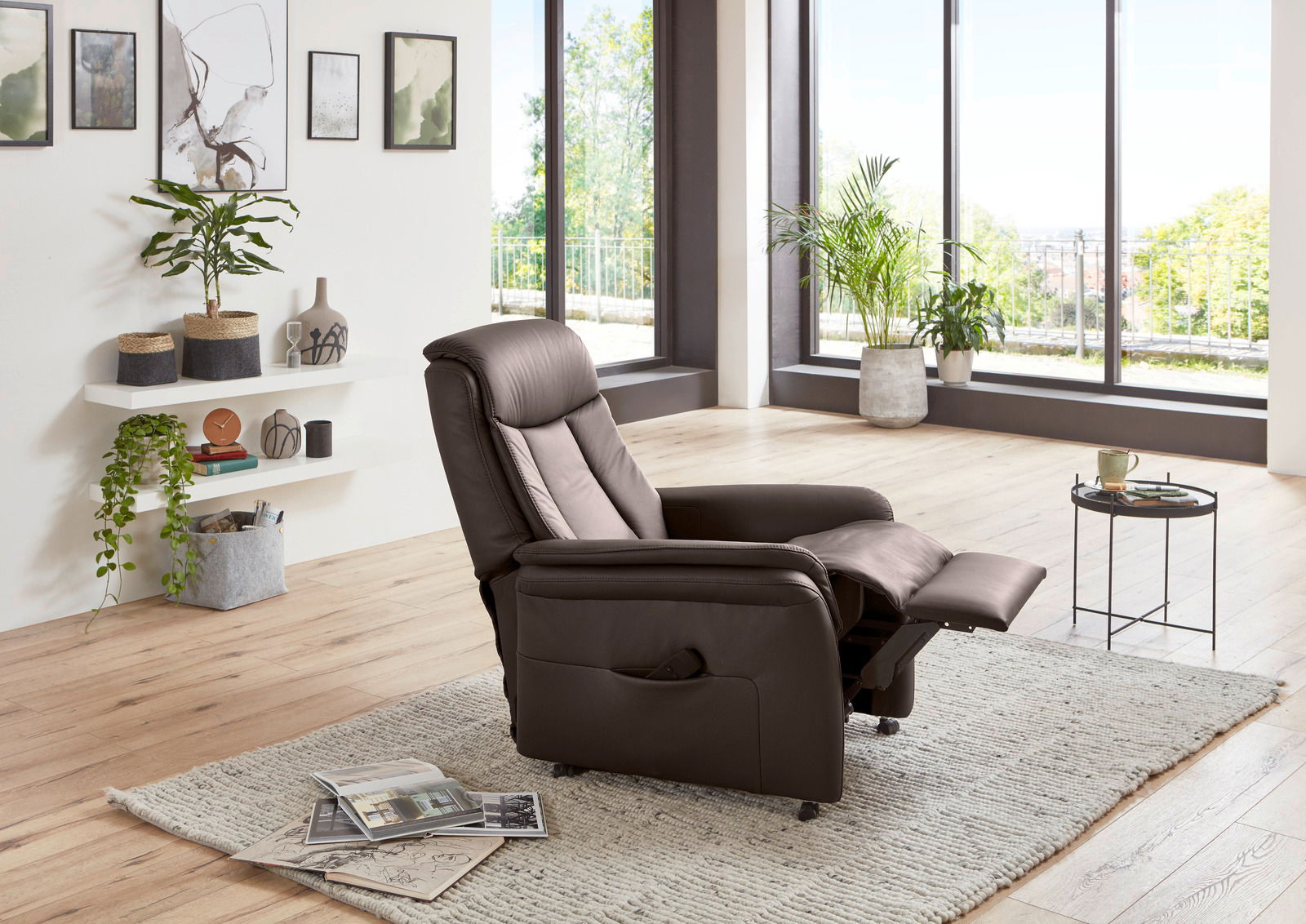 Brauner Relax-Sessel in einem modernen Wohnzimmer mit großen Fenstern, seitliche Perspektive