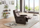 Brauner Relax-Sessel in einem modernen Wohnzimmer mit großen Fenstern, seitliche Perspektive