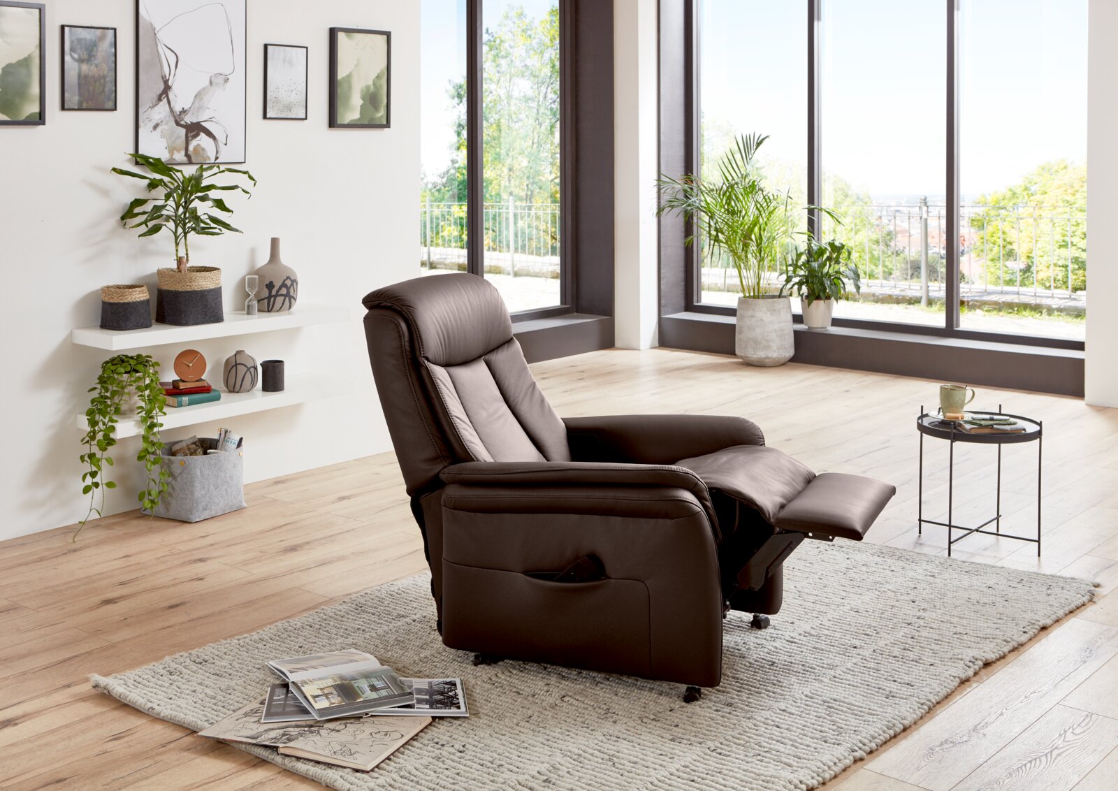 Bruine relaxfauteuil in een moderne woonkamer met grote ramen, zijaanzicht
