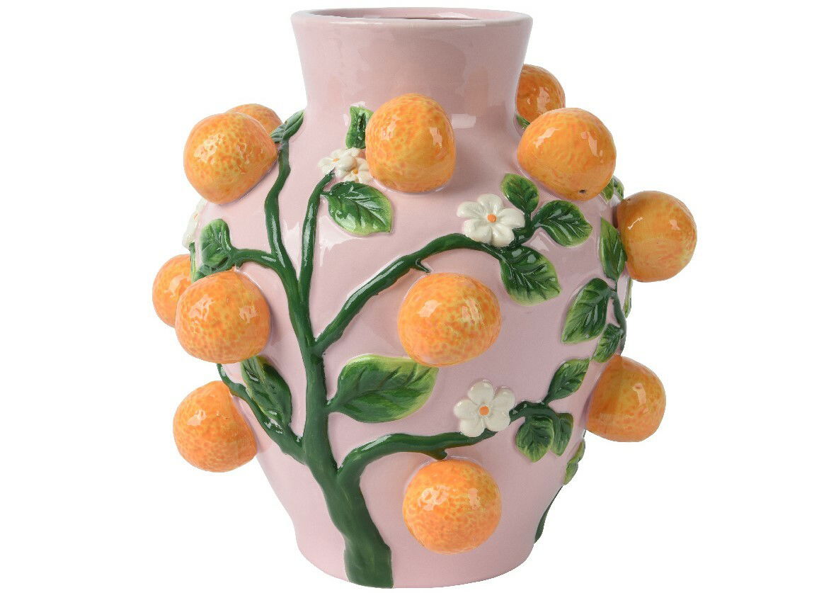Keramikvase mit rosa Hintergrund, verziert mit plastischen Orangen und grünen Blättern, aus der Frontalperspektive.
