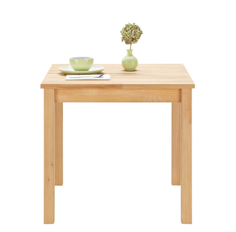 Esstisch aus Holz mit quadratischer Tischplatte, darauf eine grüne Vase mit Pflanze und ein grünes Geschirrset, frontale Perspektive