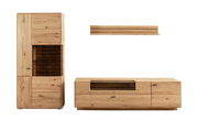 Frontale Ansicht der Linea Natura Wandkombination GEORGIA aus hellem Holz mit einem hohen Schrank, einem niedrigen TV-Board und einem Wandregal.