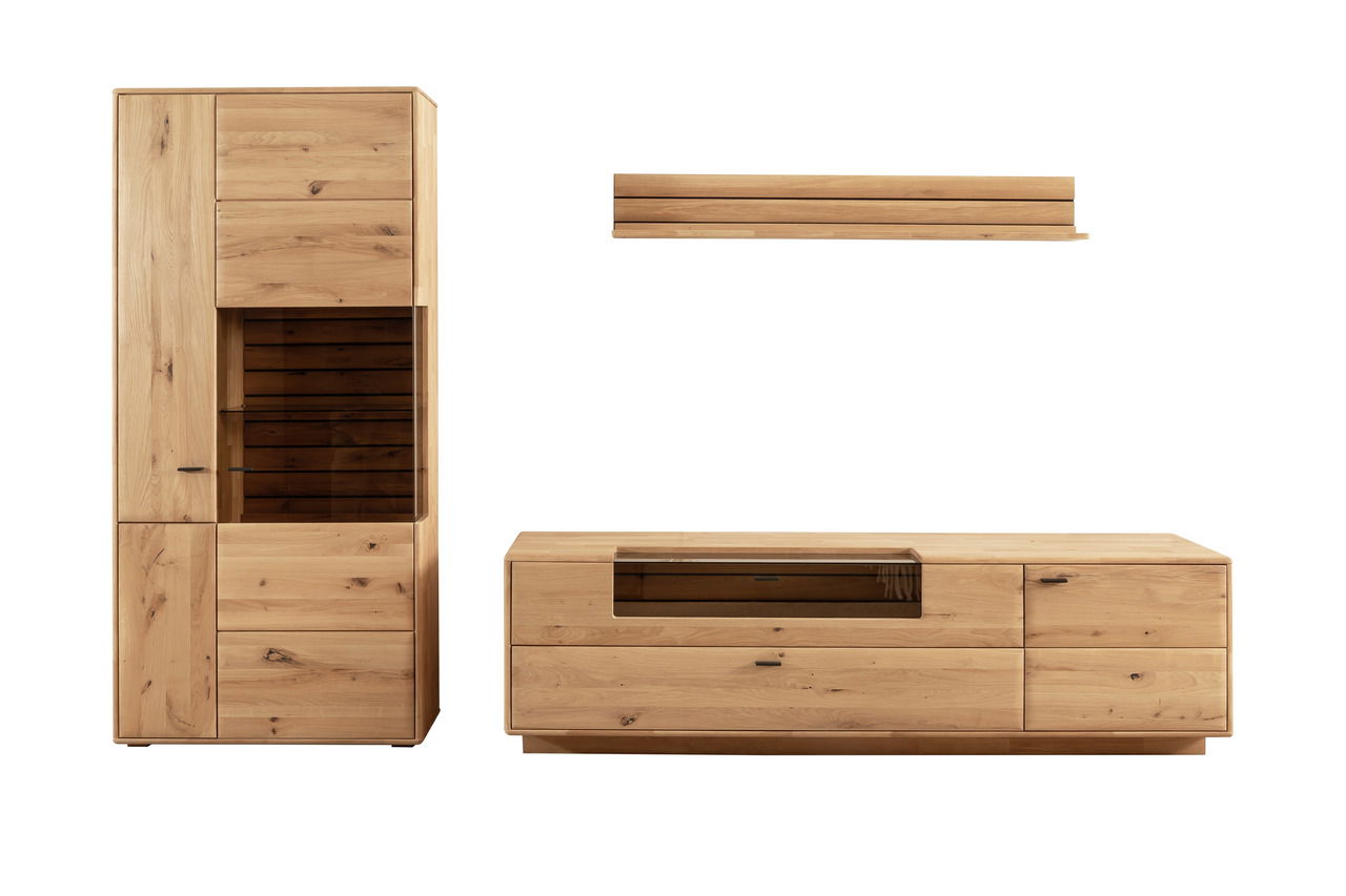 Frontale Ansicht der Linea Natura Wandkombination GEORGIA aus hellem Holz mit einem hohen Schrank, einem niedrigen TV-Board und einem Wandregal.