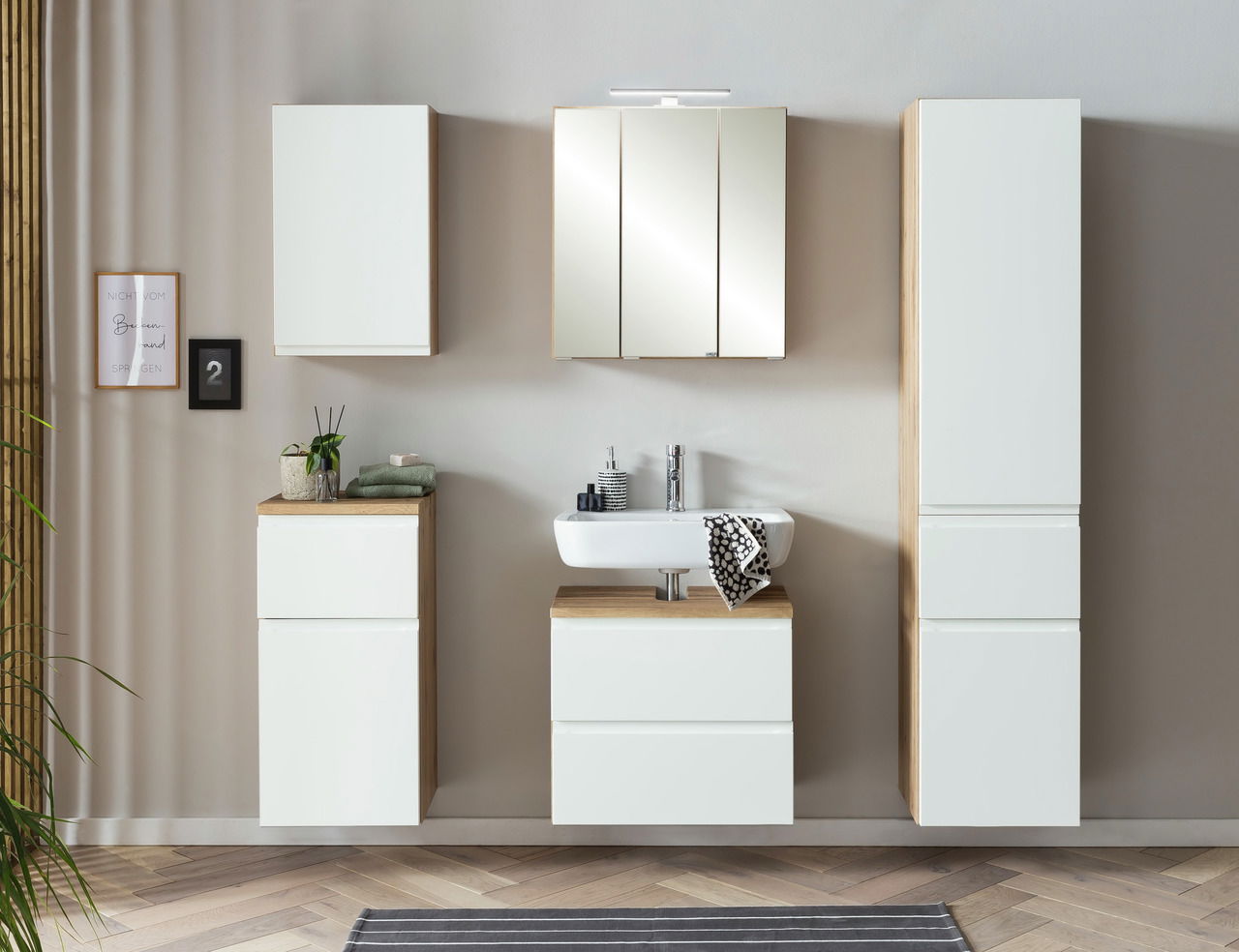 Moderner Hängeschrank in Weiß mit Holzdetails, frontal im Badezimmer montiert.