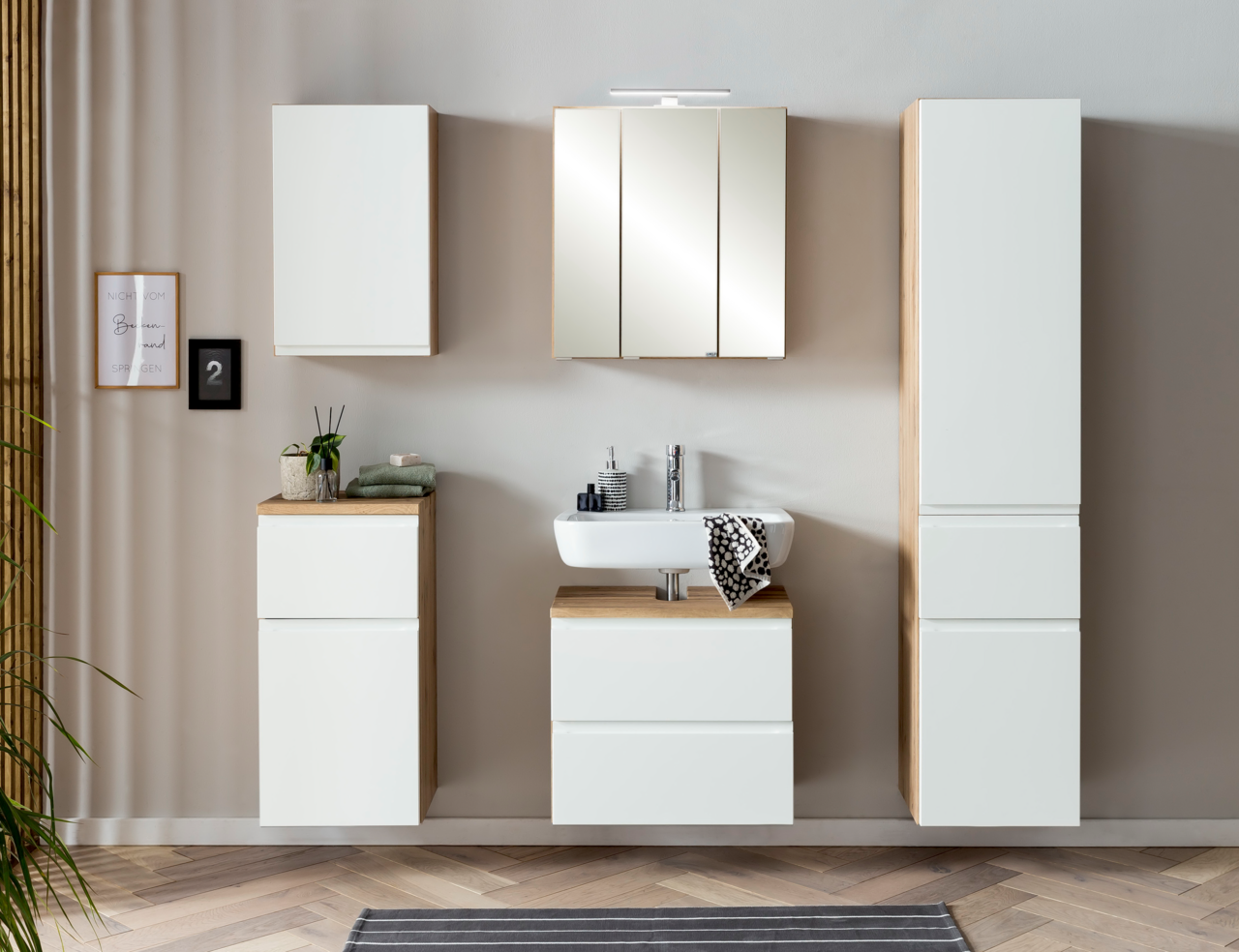 Moderner Hängeschrank in Weiß mit Holzdetails, frontal im Badezimmer montiert.