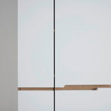 Nahaufnahme eines modernen weißen Garderobenschranks mit Holzgriffen, Frontalansicht