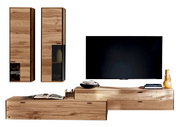 Moderne Wandkombination aus Holz mit zwei hohen Schränken und einem breiten TV-Board, frontal betrachtet.