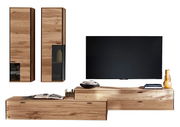 Moderne Wandkombination aus Holz mit zwei hohen Schränken und einem breiten TV-Board, frontal betrachtet.