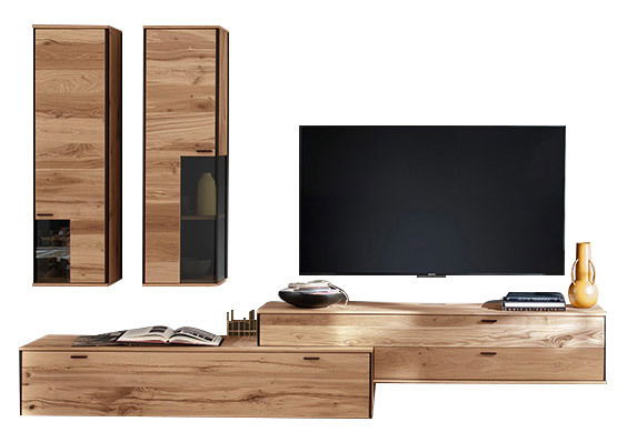 Moderne Wandkombination aus Holz mit zwei hohen Schränken und einem breiten TV-Board, frontal betrachtet.