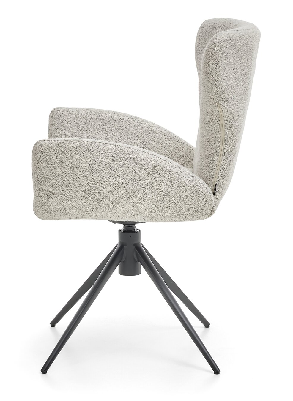 Zijaanzicht van een moderne fauteuil met een lichte stoffen bekleding en een zwart metalen frame.