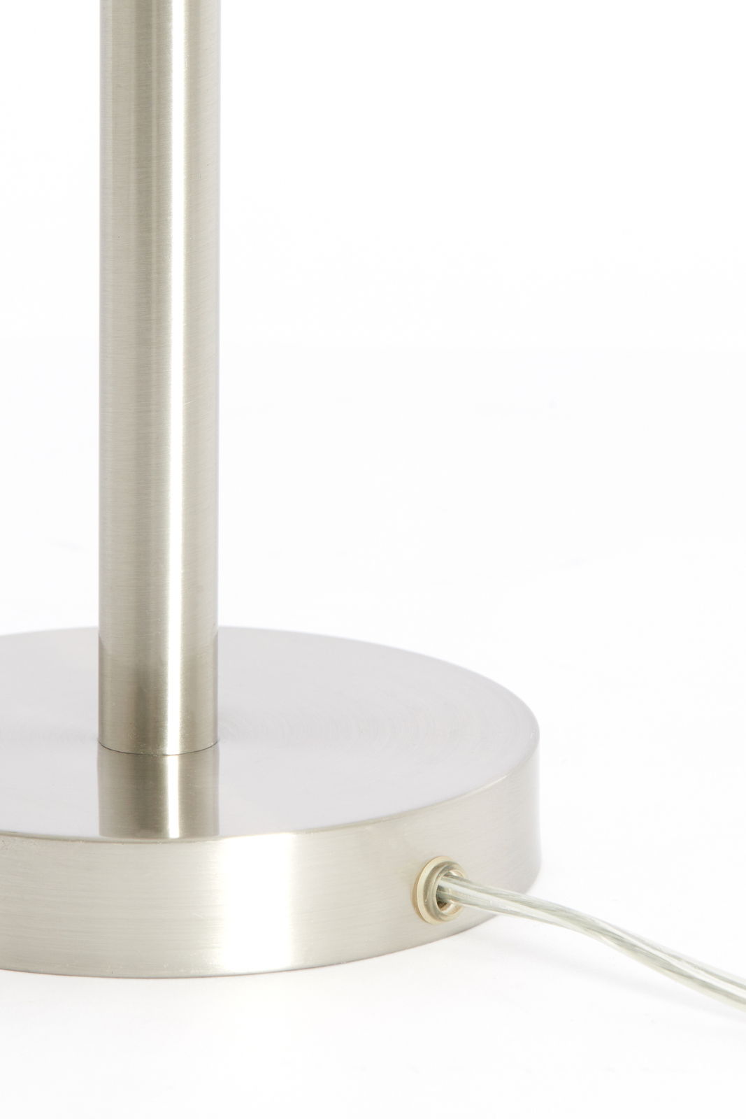 Nahaufnahme eines silbernen Lampenfußes mit rundem Sockel und Kabelanschluss, seitliche Perspektive.