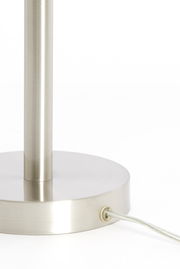 Nahaufnahme eines silbernen Lampenfußes mit rundem Sockel und Kabelanschluss, seitliche Perspektive.