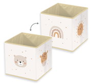 Zwei Aufbewahrungsboxen mit kindlichen Motiven, darunter ein Bär, eine Giraffe, ein Regenbogen und eine Sonne, aus einer schrägen Perspektive fotografiert.