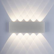 Silberne LED-Wandleuchte in rechteckiger Form, frontal betrachtet.