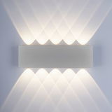 Silberne LED-Wandleuchte in rechteckiger Form, frontal betrachtet.