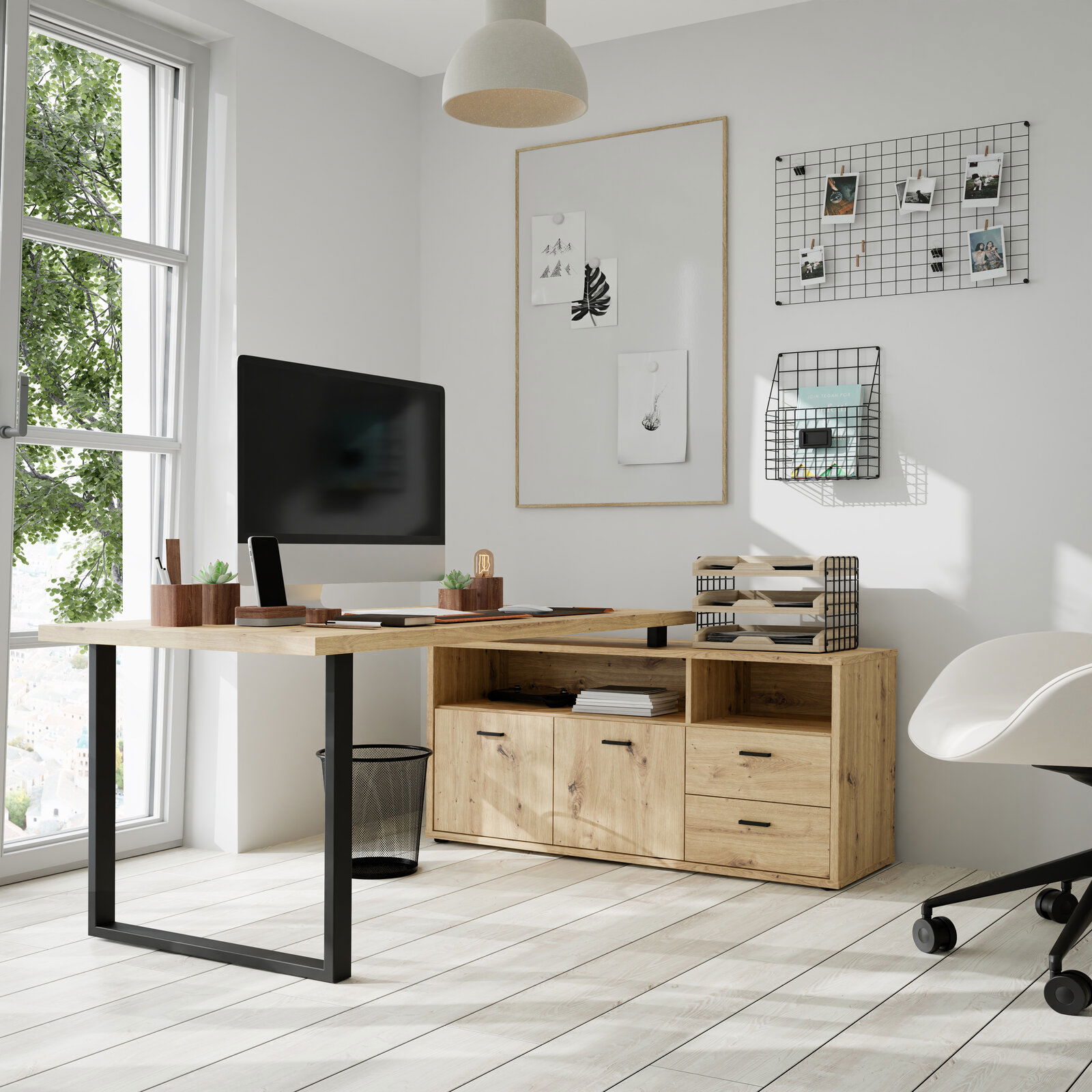 Moderner Winkelschreibtisch aus Holz mit schwarzem Metallgestell, in einem hellen Raum mit großen Fenstern, von der Seite betrachtet.