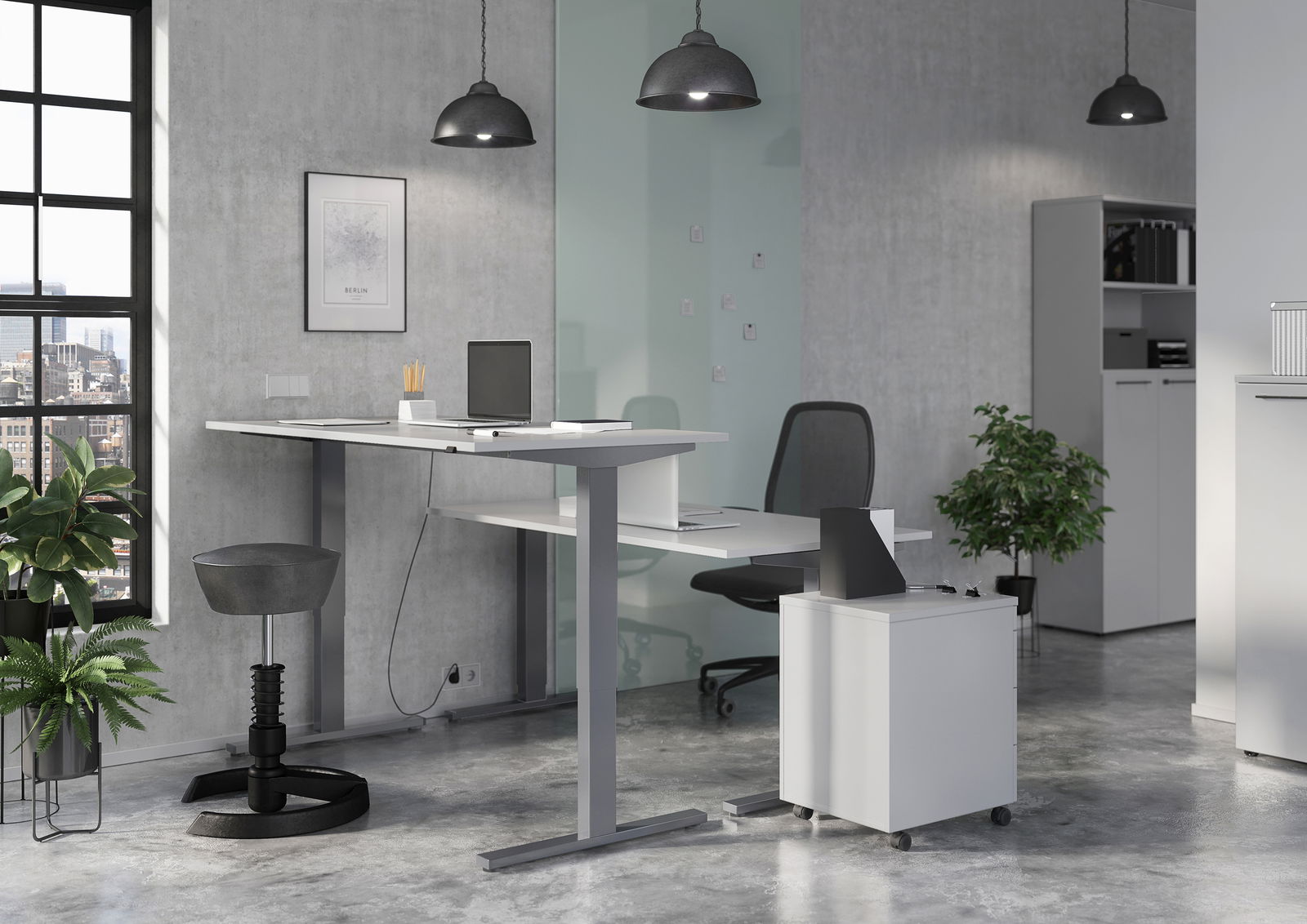 Moderner E-Schreibtisch in einem stilvollen Büro, seitliche Perspektive, mit ergonomischem Hocker und Bürostuhl.