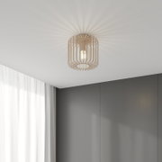 Beige Deckenleuchte im Käfig-Design mit sichtbarem Leuchtmittel, montiert an weißer Decke in moderner Raumecke, Ansicht von unten (Untersicht)