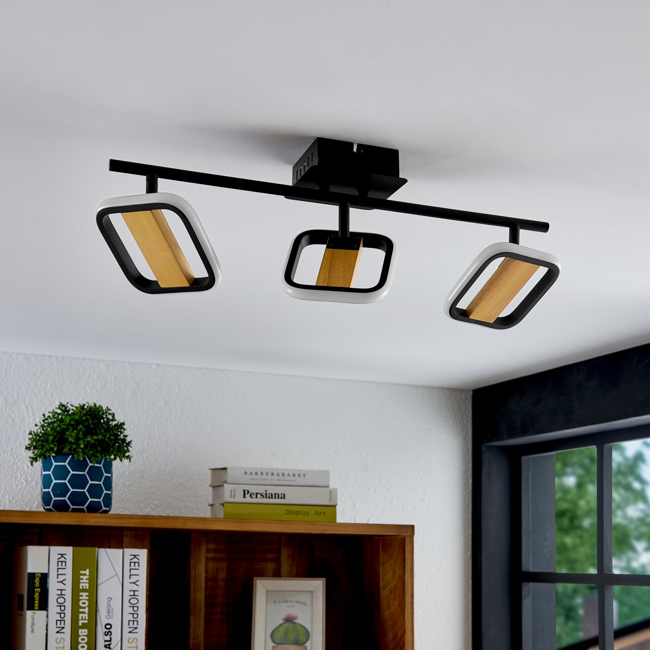 Moderne LED-Deckenleuchte mit drei verstellbaren Strahlern in Holz- und Metalloptik, von unten betrachtet.