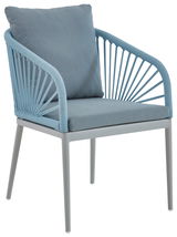 Moderner blauer Sessel mit Kissen, seitliche Perspektive